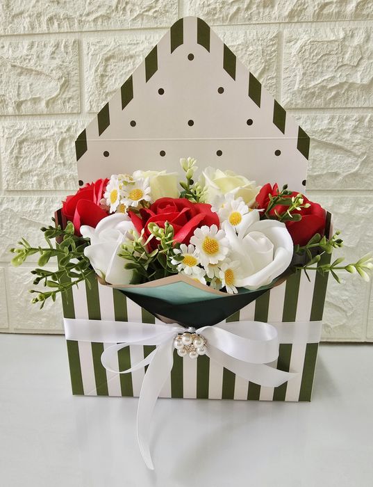 Аранжировка от сапунени рози и цветя