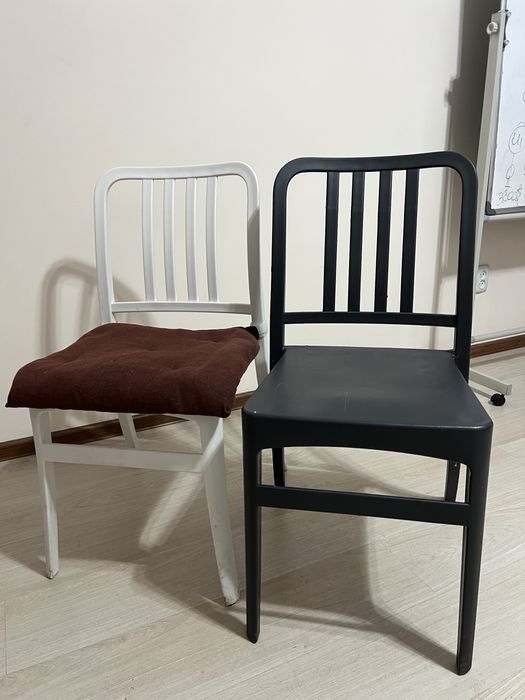 Продам стулья. Белые и черные