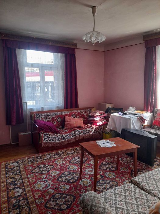Vand apartament 2 camere la curte comună zonă centrală Arad