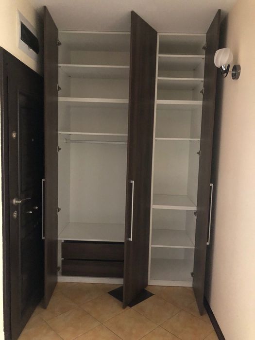 Двустаен под наем, Изток