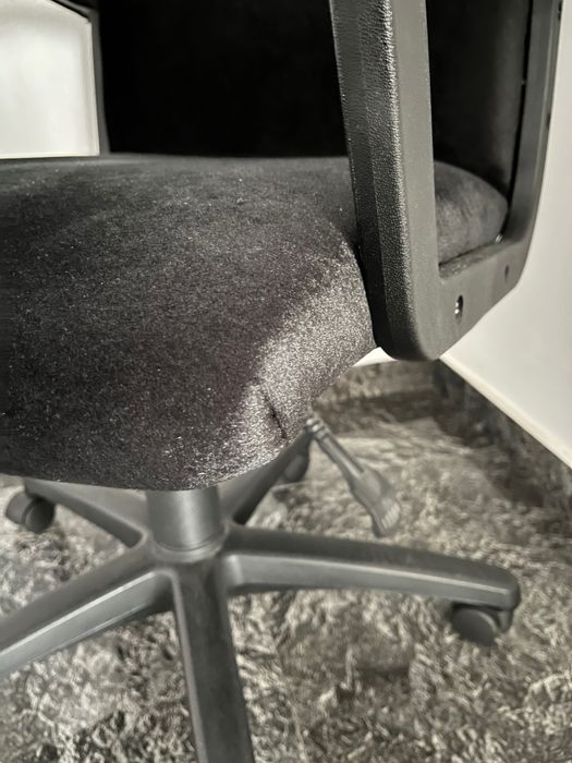 Scaun birou ergonomic negru, catifea, cu roti si brate