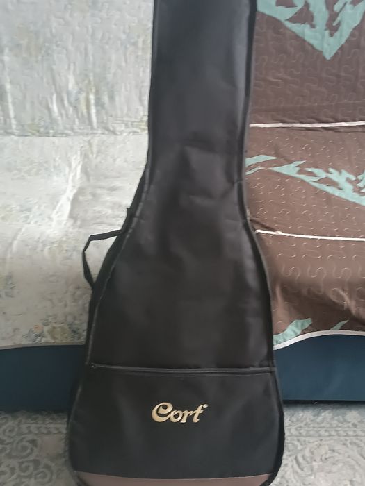В продаже гитара Cort