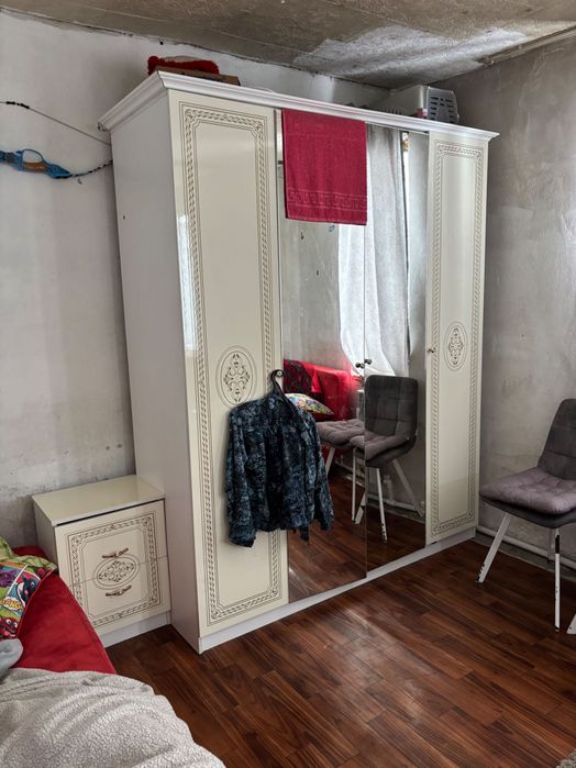 Шкаф и прикроватные тумбочки