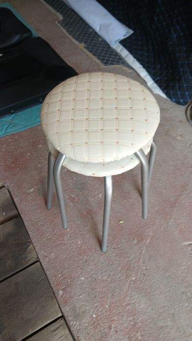 Продаю 2 табуретки