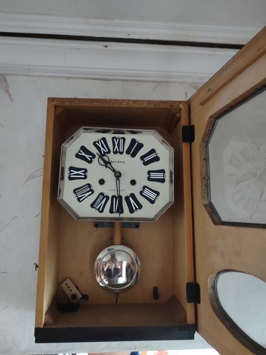 Работещ старинен часовник с махало