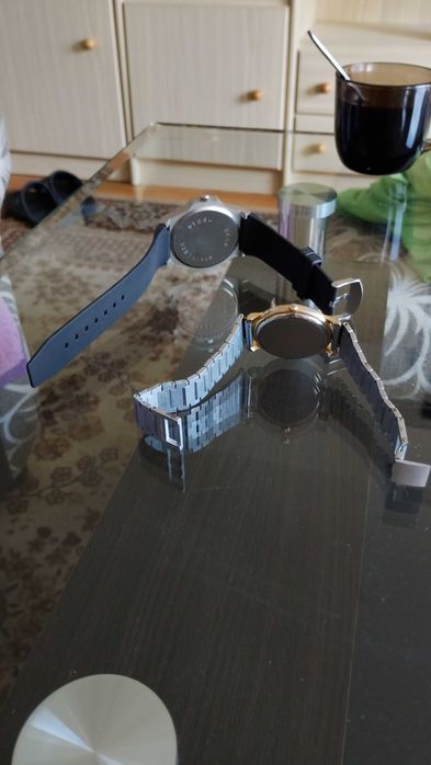 Два броя часовници.Цената е обща.