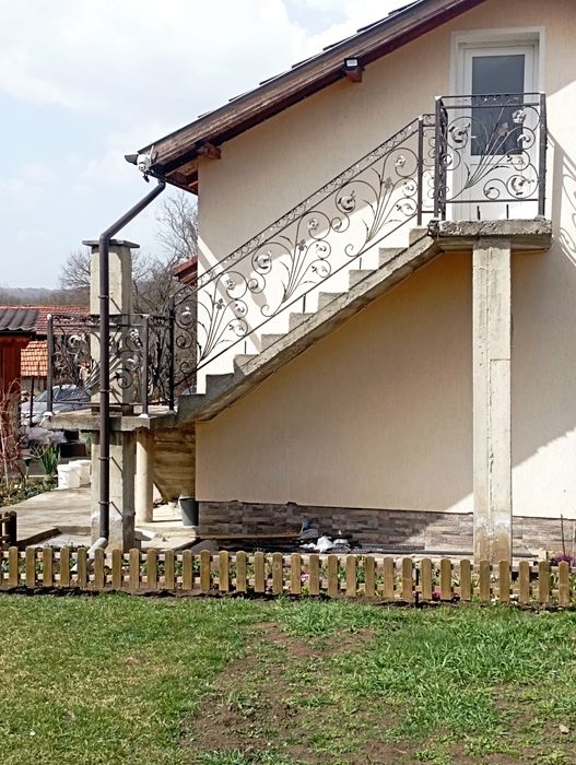 Изработка и монтаж на плъзгащи и конзолни врати