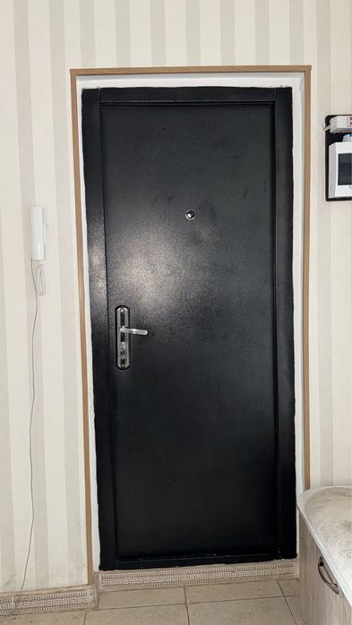 Продам входную дверь