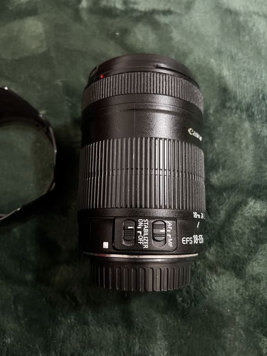 Obiectiv + parasolar Canon EFS 18-135mm F3.5-F5.6