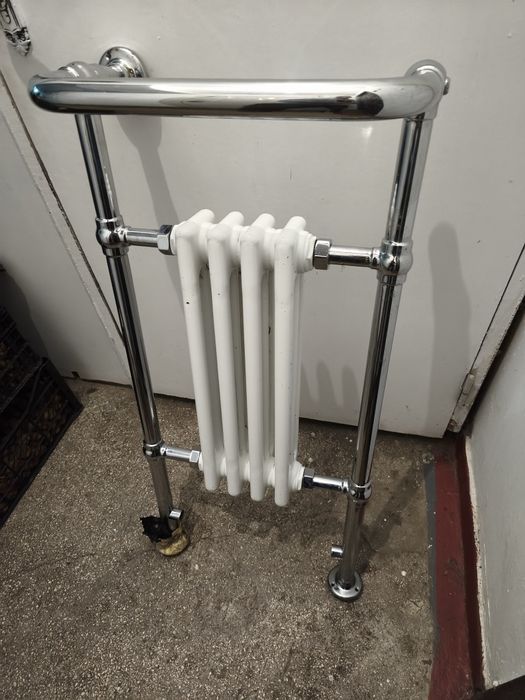 Vând calorifer baie