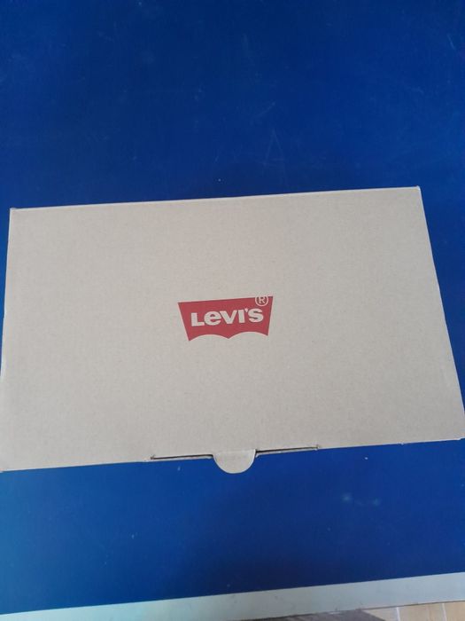 Teniși super firmă Levi's,măsura 37.