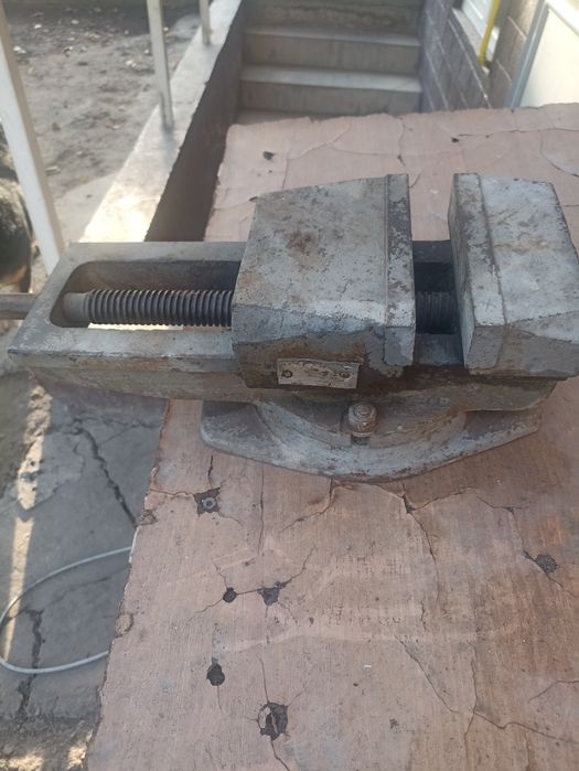 Продам тиски токарные