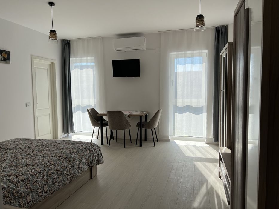 Inchiriez apartament cu o camera 43 m, geam la baie si bucatarie separata,loc de parcare sub bloc , zona linistita in bloc nou 2026