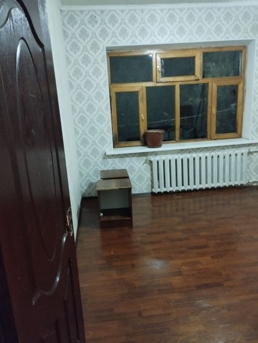 Продаю 2/4/4, бывшие общежитие! Максима Горького! Буз базар!