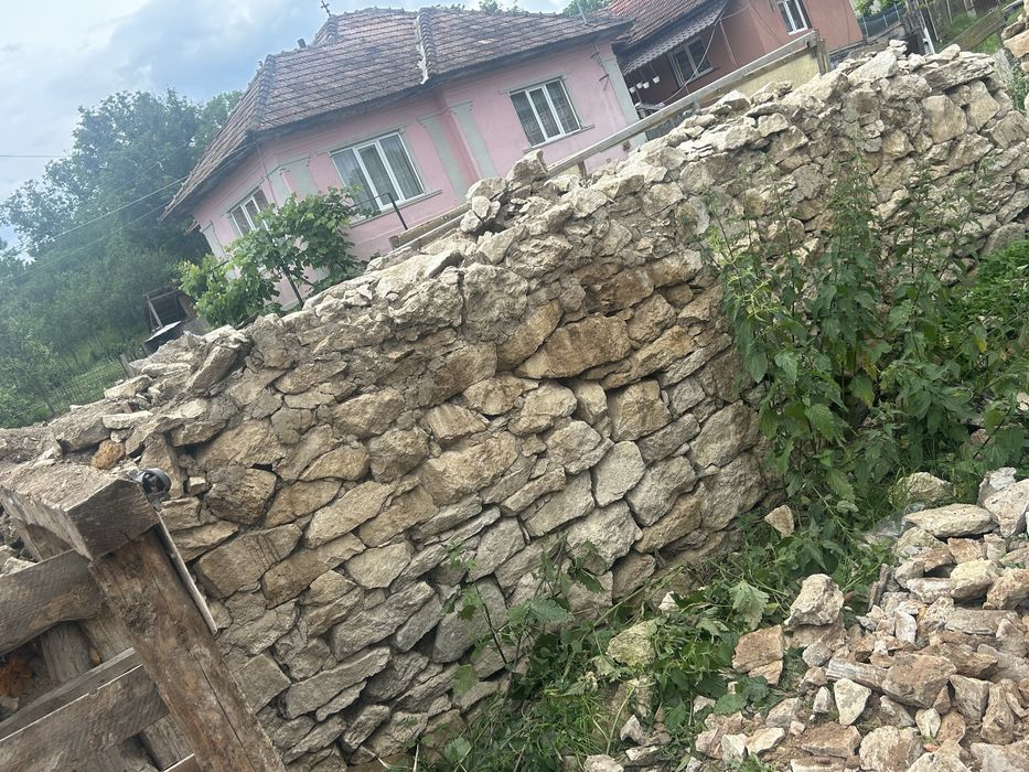 Vând piatră naturală din demolare – piatră pentru ziduri, garduri și amenajăr