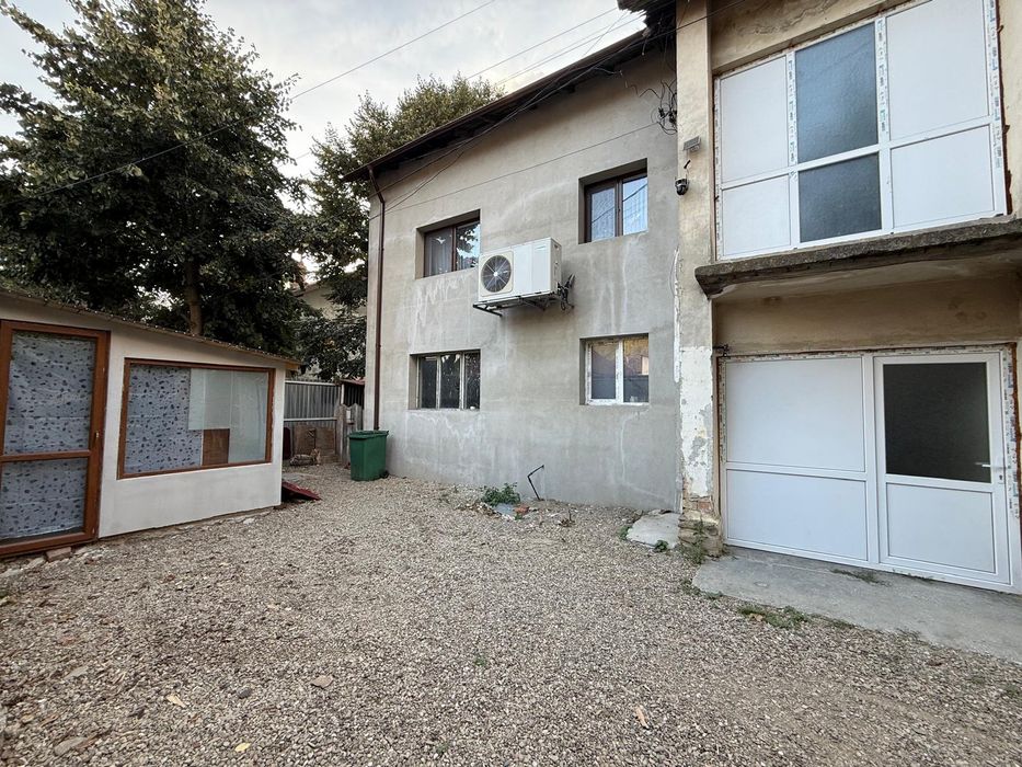 Apartament cu 3 camere si curte proprie