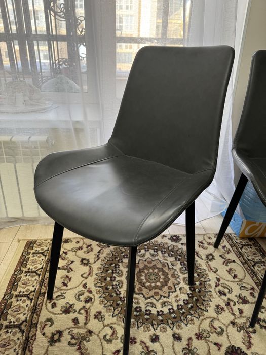 Стол и стулья в гостинную.