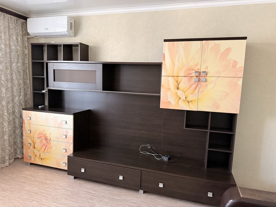 Продам стенку для телевизора.ТОРГ!