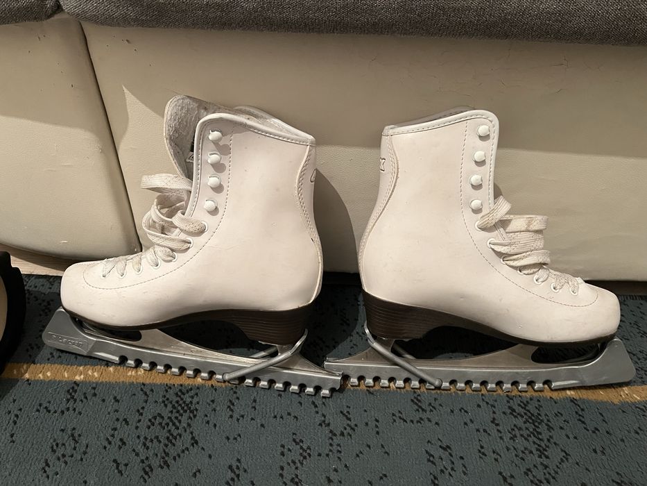 Коньки фигурные.