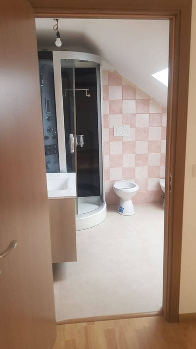 Vind sau închiriez apartament Decomandat, Mansardă .,Lift.Tel 0764749538.
