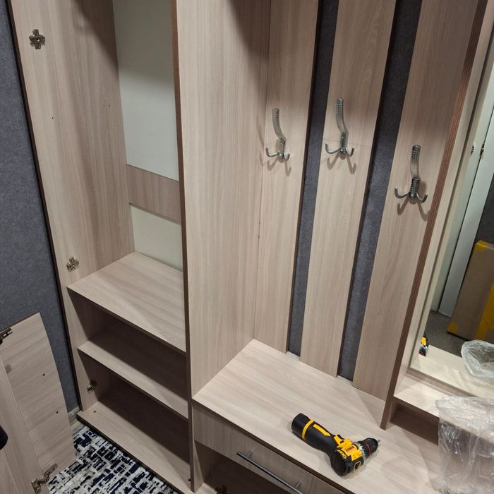 Продам прихожую срочно