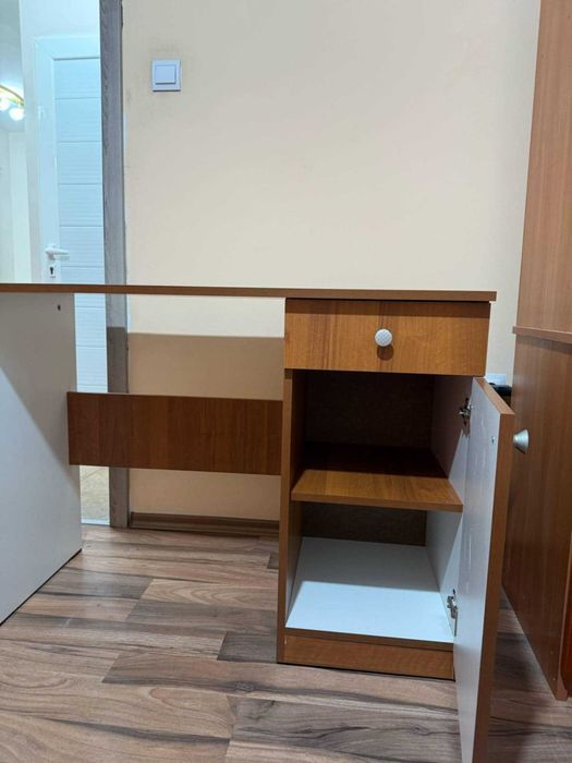 Продавам запазено бюро