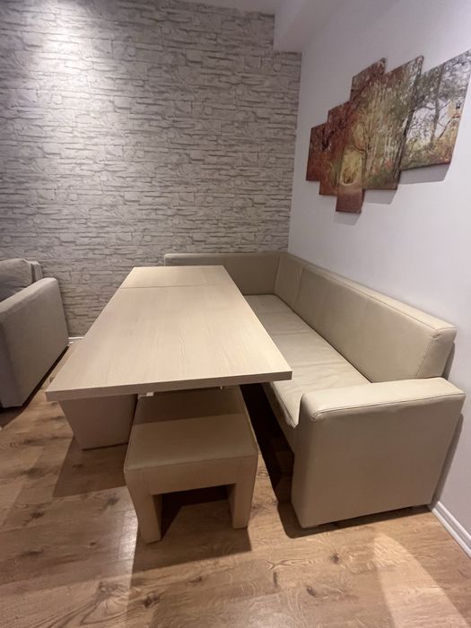 Set living/ bucataria coltar, masa si taburete