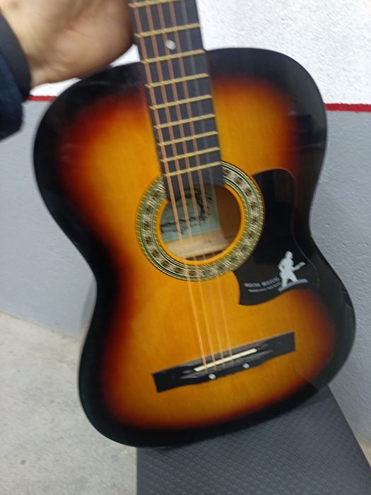 Акустическая Гитара а хорошем состояние