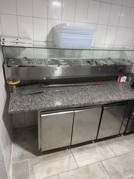 Vând masă rece plus masă granit