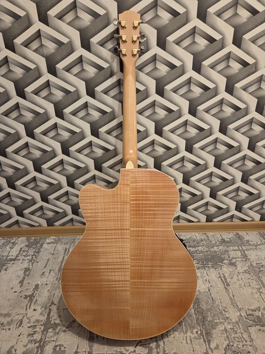 Vand chitara FENDER
Chitara ă și are un sunet perfect. T