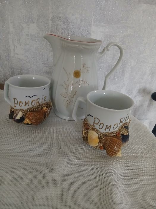 Кана за вода и две чаши