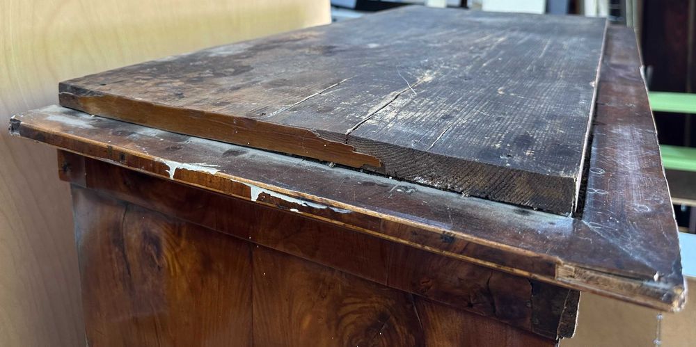 Dulap Vintage Stil Biedermeier cu furnir de nuc; Sifonier vechi din lemn masiv