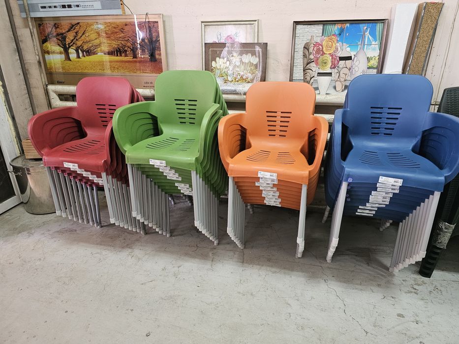 Стол Пласмасов с метални крака червен оранжав син и зелен