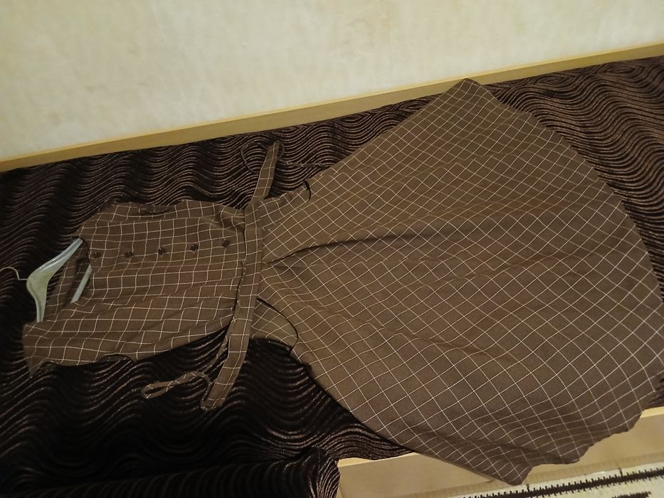 Карирана кафява рокля