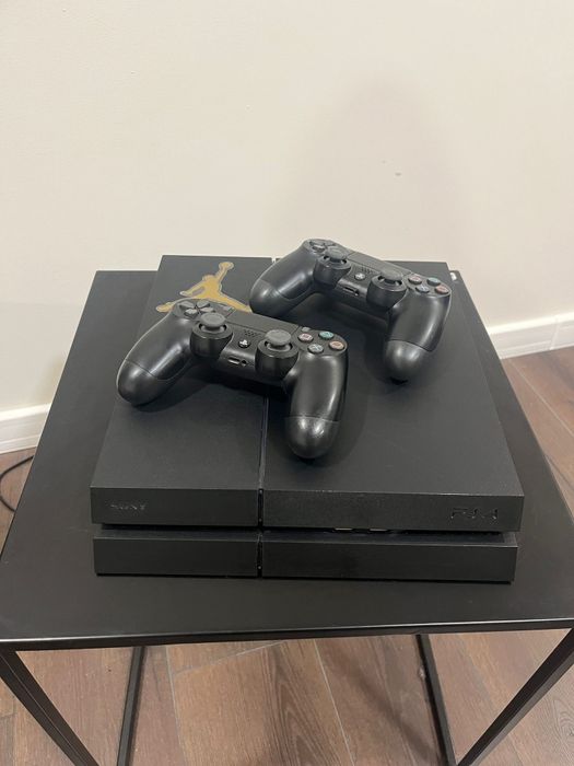 Vând PlayStation 4 1tb