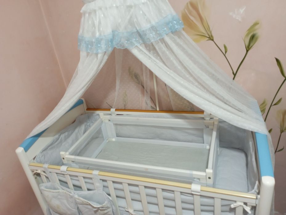 Кроватка детская с люлькой.