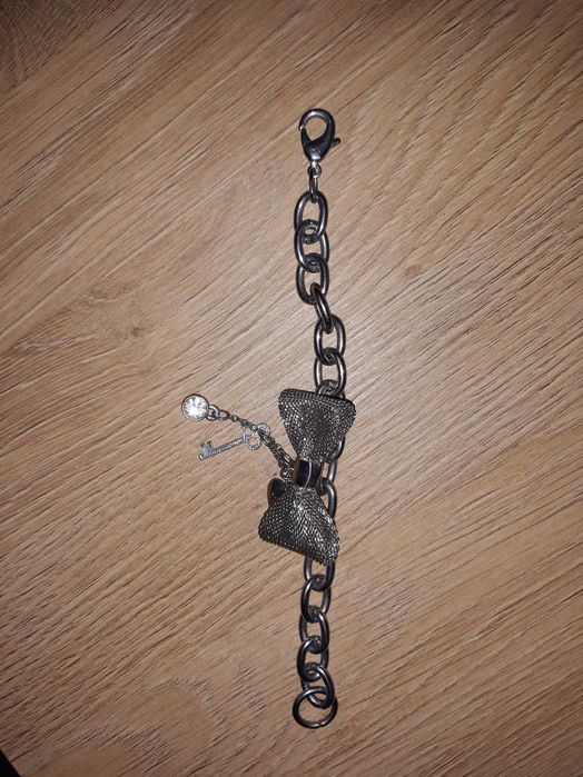 Гривна Guess сребриста,нова