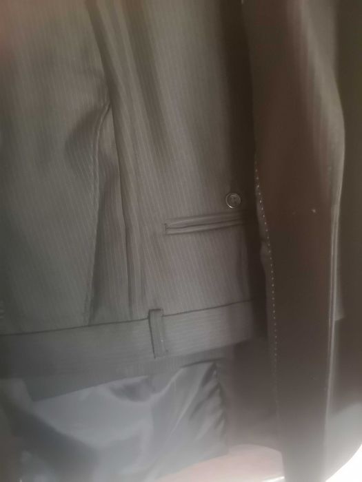 Мъжки черен костюм на финни бели райета, чисто нов