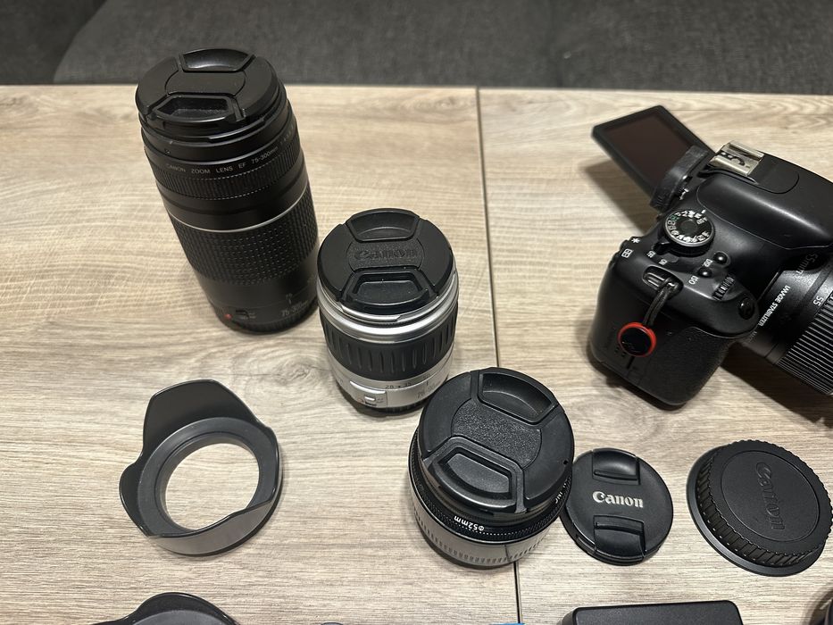 Фотоапарат Canon 600D с няколко обектива