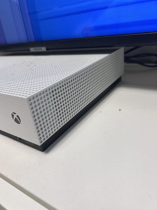 XBOX ONE S  500 GB + Controller