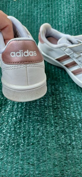 Adidașii fetita .