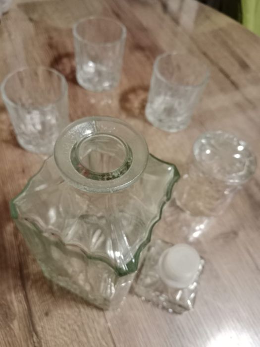 Графин и 4 бокала.