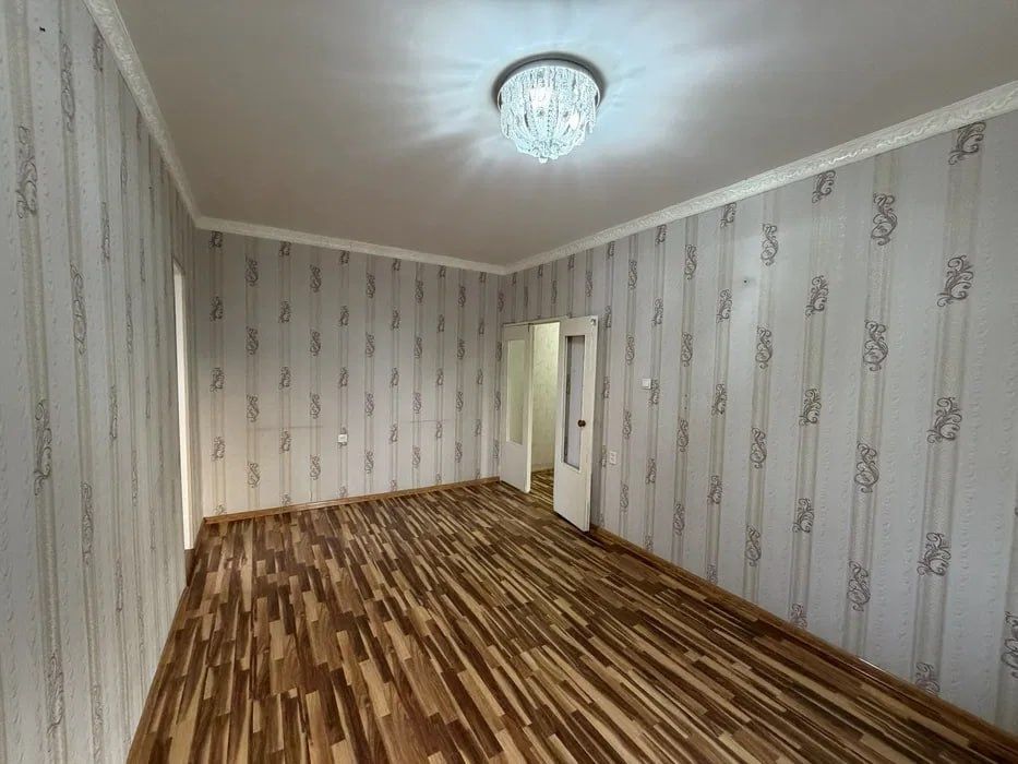 Продается 1 переделанная в 2 комнатную квартиру на Авиасозлар 2.