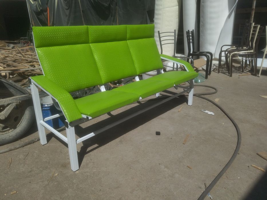 Зал ожидание диваны трёхместные. Кухонные столы со стульями.