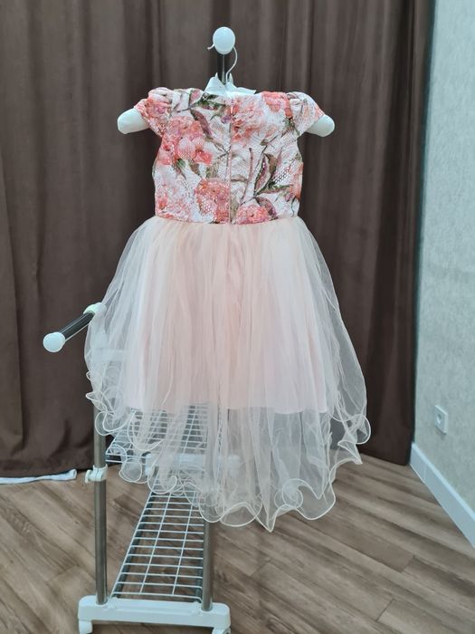 Платье нарядное для девочки лет 4-5. Размер 110. Торг