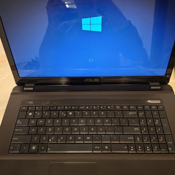 Asus K73, i5 2410 M, memorie 4gb ddr3, stocare 700gb, video 1Gb