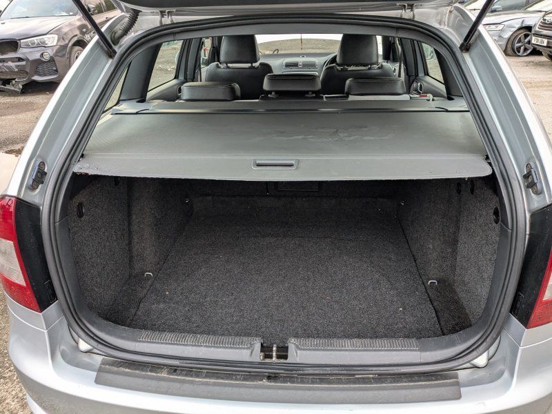 Dezmembrari / Dezmembrez Skoda Octavia 2 Combi (1Z5) FACELIFT 2.0 TDI CEGA cutie viteze automata cod culoare LA7W