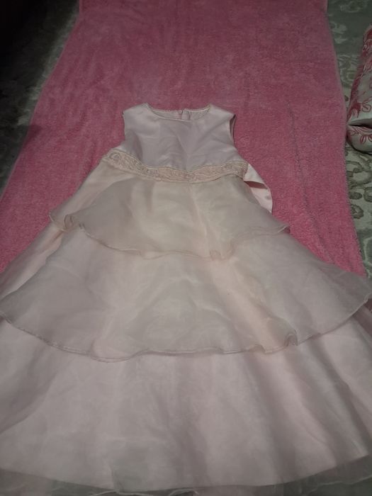 Көйлек 6 жасқа, розовый балға киетін. Органза