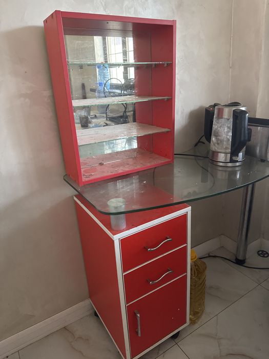 Удобный маникюрный мебель