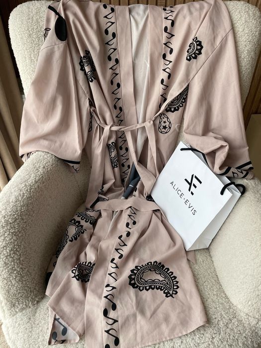 Продавам халат Alice Evis